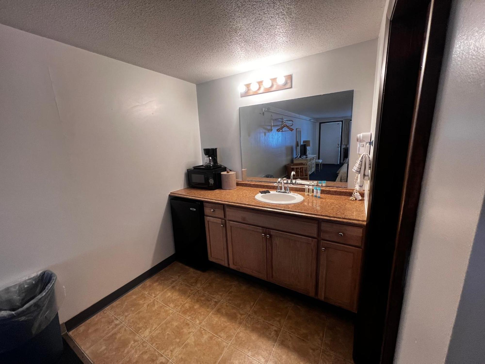 Dolphin Motel 2*