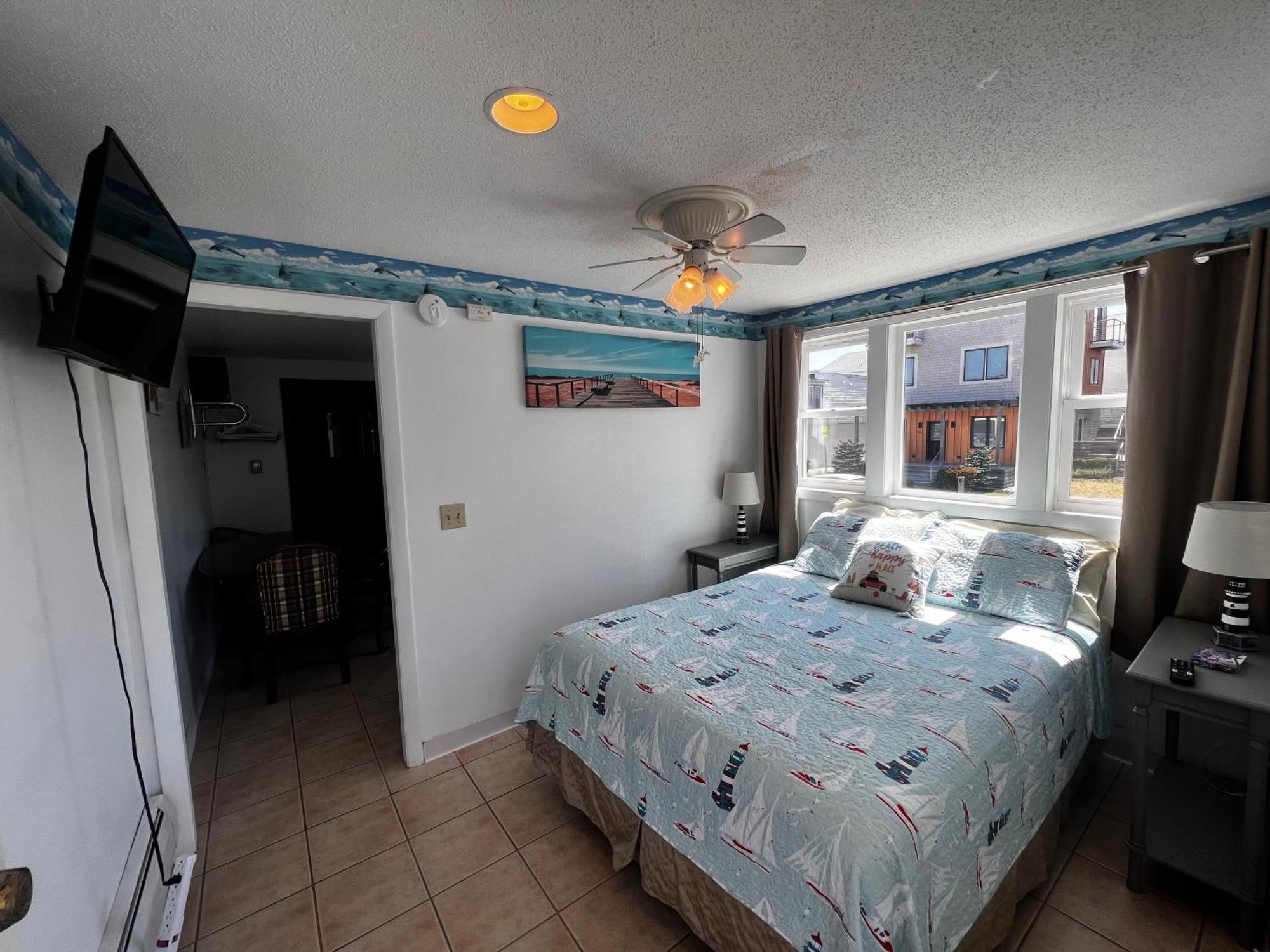 Dolphin Motel 2*