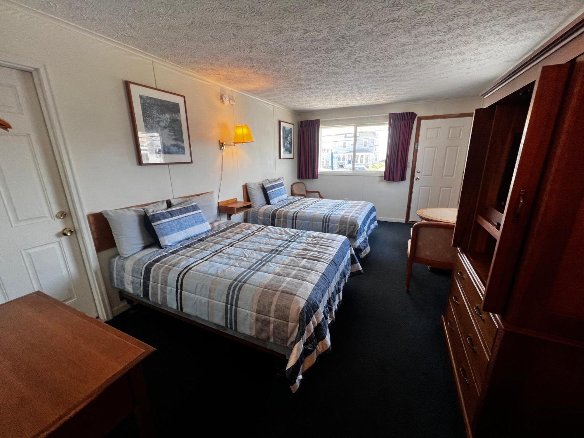 Dolphin Motel 2*