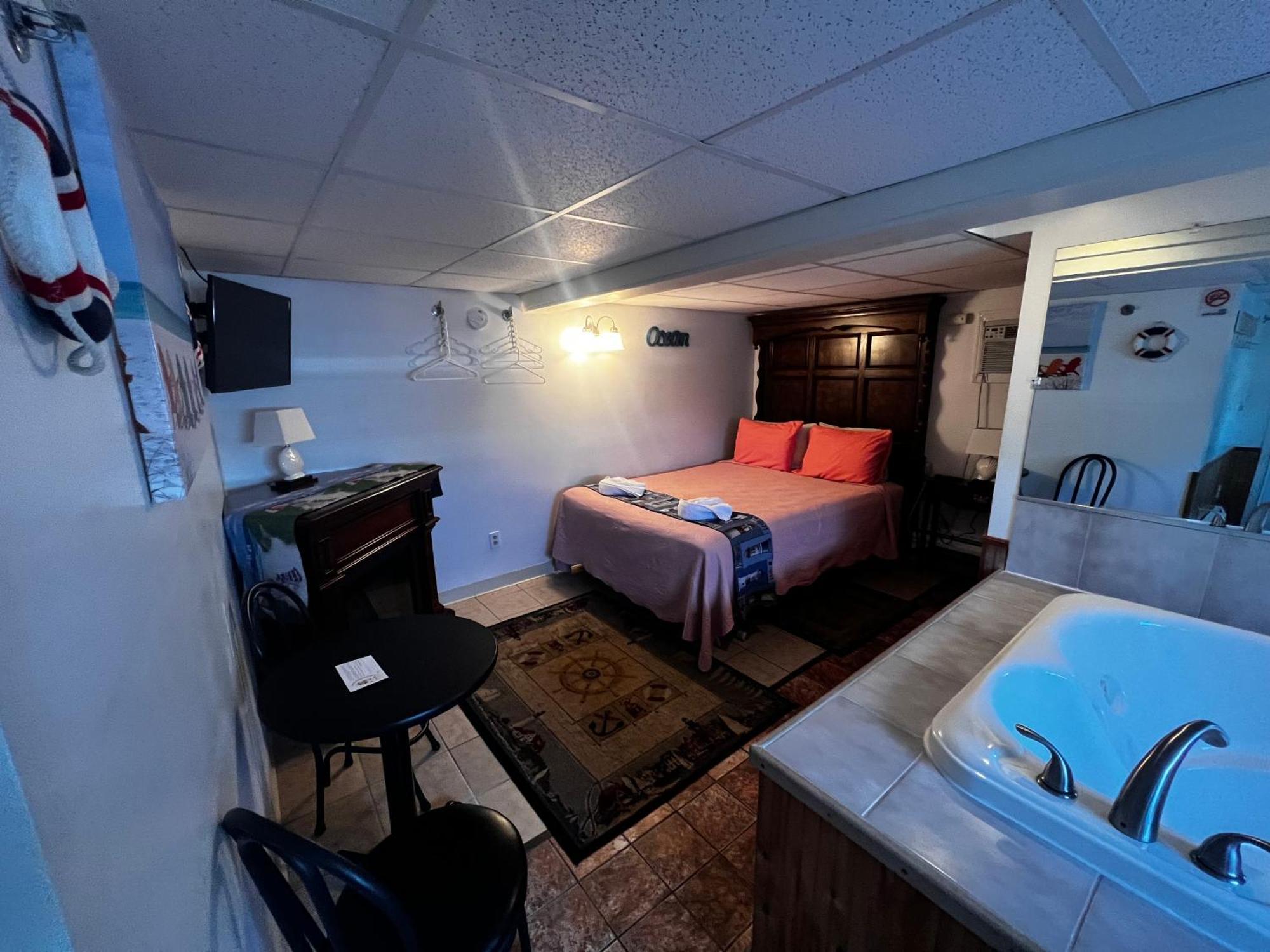 Dolphin Motel 2*