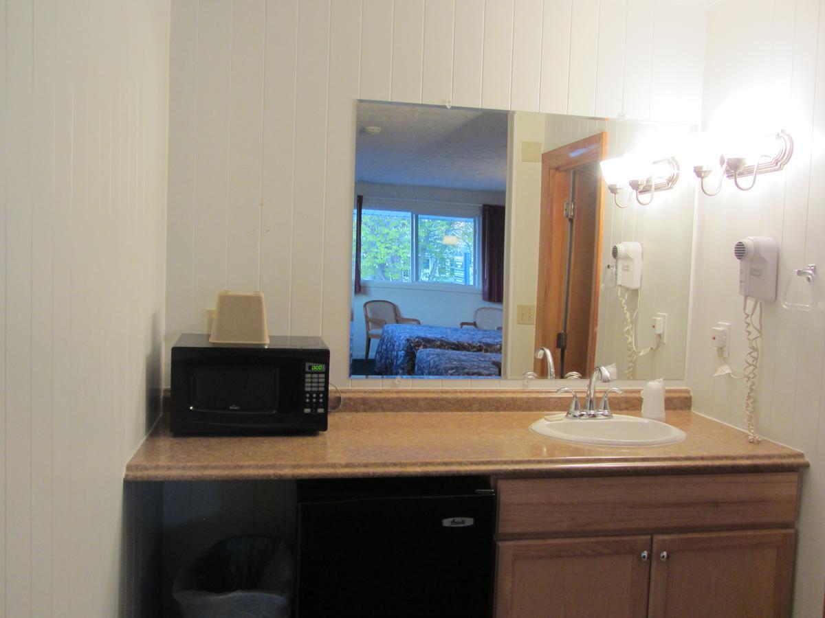 Dolphin Motel 2*