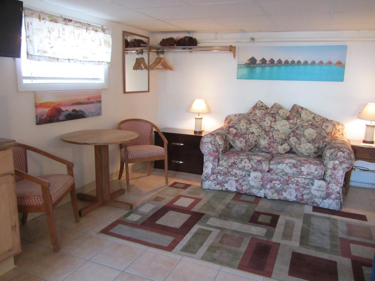 Dolphin Motel 2*